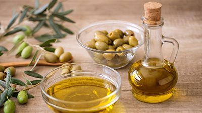 رغم فوائده| زيت الزيتون يسبب ضررًا للبشرة في هذه الحالة