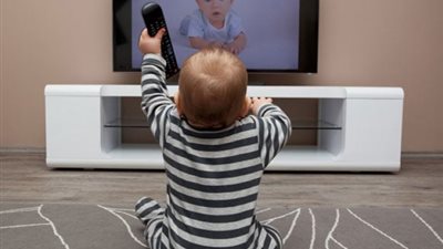 الصحة تحذر من مشاهدة الطفل للتلفزيون قبل إتمامه عامين