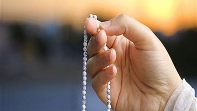 سيدة: «أعطيت سبحة لأمي الميتة في المنام فما تفسير الحلم؟»