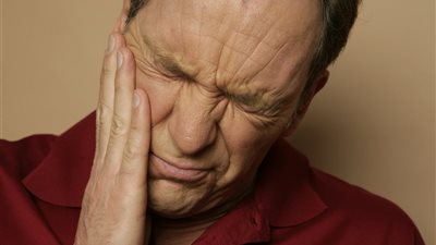 آلام الأسنان تقود مسنا بريطانيا إلى الانتحار