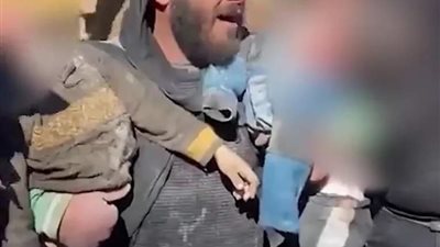 «هلا بالعرسان» أب سوري يزف جثتي طفليه بعد انتشالهما من تحت الأنقاض 