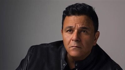 محمد فؤاد يرتدي ملابس غريبة لدى وصوله ألمانيا