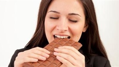 «أبرزها الانتفاخ وزيادة الوزن» مخاطر محتملة لتناول الشيكولاتة