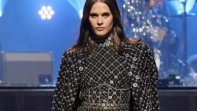 «الأسود والذهبي» موضة فساتين خريف 2023 في نيويورك (صور)