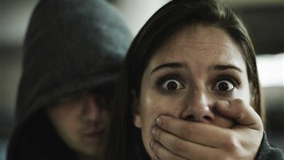 سيدة: رأيت زوجي يخطفني في المنام فما تفسير الحلم؟