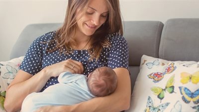 دراسات حديثة تحذر الأمهات من الاعتماد على الحليب الصناعي فقط