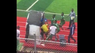 حكم يتلقى «علقة ساخنة» من اللاعبات في مباراة كرة قدم (فيديو)