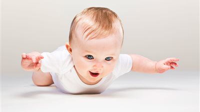 «معدل النمو والملابس المناسبة» تفاصيل السنوات الأولى من عمر طفلك من كتاب «فن الأمومة»