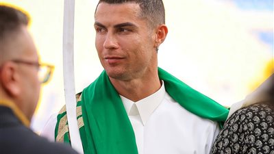 «بالجلابية»| رونالدو يشارك في احتفالات يوم التأسيس السعودي ويرقص العرصة (فيديو وصور)