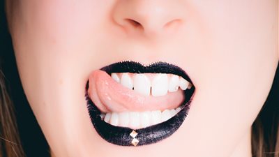 «في واقعة مثيرة» امرأة تقضم لسان رجل اعتدى عليها وتسلمه للشرطة كدليل