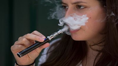 دراسة حديثة تحذر الحوامل من نكهات السيجارة الإلكترونية