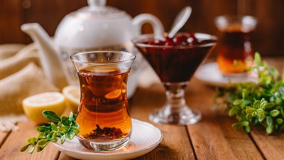 طبيبة تكشف مخاطر وفوائد الشاي