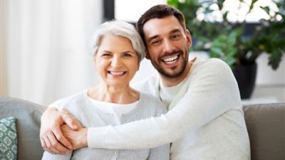 فنانة تنصح الأمهات: هذا ما عليك فعله عندما يقع ابنك في الحب