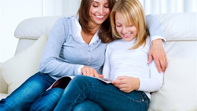 كيف تتعاملين مع «عند وعصبية» ابنتك المراهقة؟