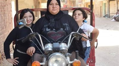 «هير نيوز» تنشر قصص ستات بـ100 ست| «محروسة» تعول أسرتها على تروسيكل ومكالمة الرئيس غيرت حياتها
