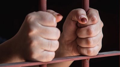 ممرضة تخطف زميلتها لإرضاء عشيقها 