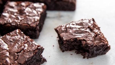 كيكة البراونيز بمقادير بسيطة وخطوات سهلة