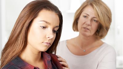 استشاري علاقات تكشف تأثير المثل الشعبي «اكسر للبنت ضلع» على الفتيات