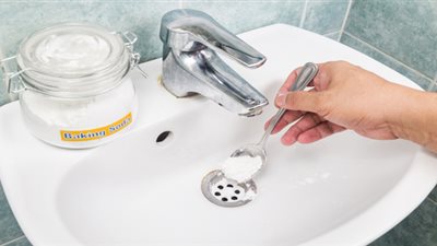 طرق فعالة لتسليك حوض المطبخ «تعرفي عليها»