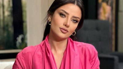 رضوى الشربيني تفوح أنوثة بفستان أسود جذاب