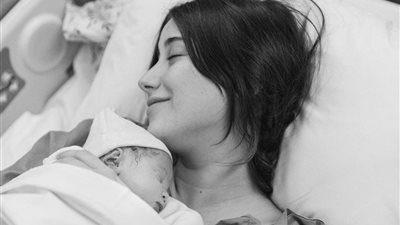 في شهر المرأة| هزال كايا تفاجئ جمهورها بصورة مع رضيعتها