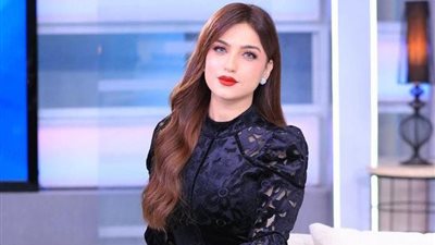 ياسمين عز تودع الشتاء مبكرا بإطلالة صيفية جذابة