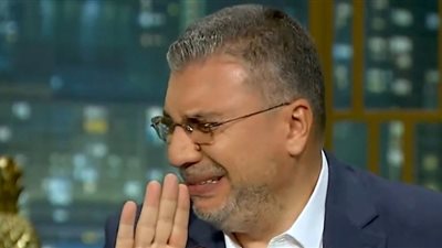 بالفيديو| الإعلامي «عمرو الليثي» ينهار بالبكاء بسب والدته