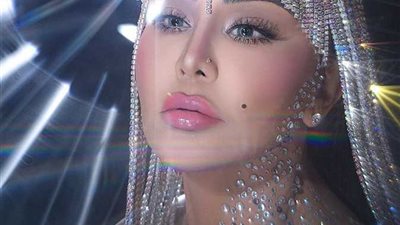 «بالباروكة الألماس» الفنانة أحلام تثير الجدل على السوشيال ميديا