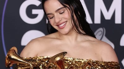 روزاليا تزين قميص برشلونة في الكلاسيكو أمام ريال مدريد