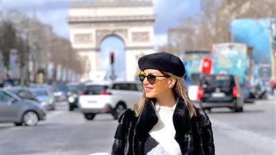 منة فضالي في إطلالة مثيرة بالميني جيب في أحدث ظهور لها 