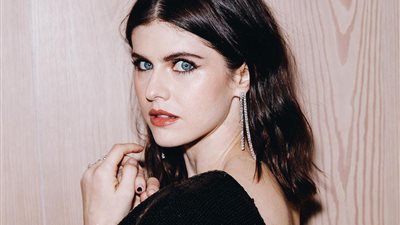 أجمل إطلالات ألكسندار داداريو صاحبة «أجمل عيون»