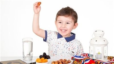قبل رمضان| خطوات مهمة تساعدك في تدريب طفلك على الصيام