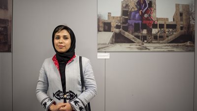 شمسية حساني فنانة تواجه معاناة الأفغانيات بالجرافيتي 