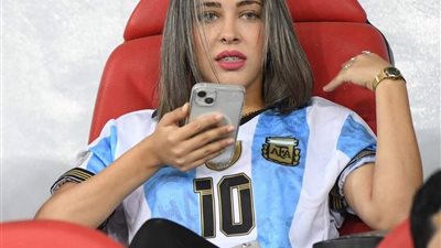 لاعبة منتخب الجزائر تخطف الأنظار بجمالها أمام الكعبة المشرفة (صور)