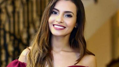 كارمن سليمان بأغرب «لوك» والتعليقات: «الجمال عدى الكلام»