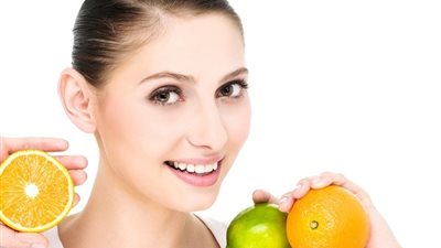 أبرزها «الرمان والأناناس» فواكه صيفية تساعد على ترطيب بشرتك في رمضان 