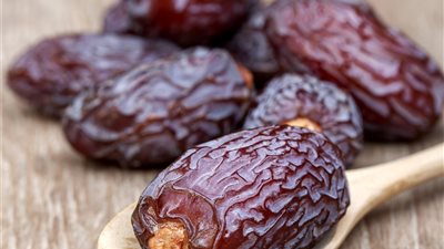تفسير حلم أكل التمر في المنام وعلاقته بإنفاق الزوج على أهل بيته