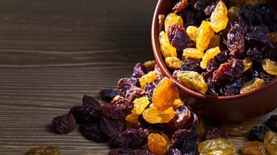 بشرى يحملها تفسير حلم الزبيب في المنام «جوزك بيحبك»