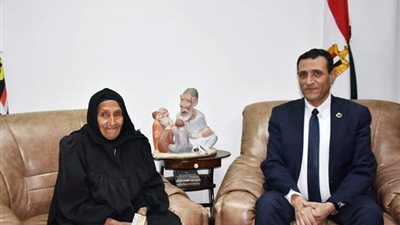 صور| الحاجة زبيدة تنتصر على الأمية في عمر التسعين