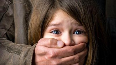 وفاة الأب في قضية دجال الجيزة| والطفلة المغتصبة: «عاشرني ونزلت دم عشان الجن»