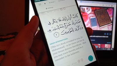 فقه المرأة في رمضان| حكم قراءة القرآن الكريم بدون وضوء من الموبايل