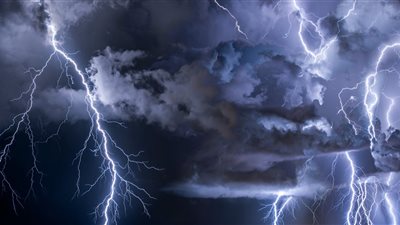 تفسير حلم البرق في المنام وعلاقته بربح ينتظره زوجك في التجارة