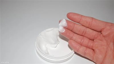 فقه المرأة في رمضان| حكم استخدام الدهانات والكريمات والمراهم أثناء الصيام؟