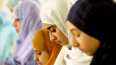 فقه المرأة في رمضان| حكم «التنكيس» في الصلاة وهل يبطلها؟ «الإفتاء» تجيب