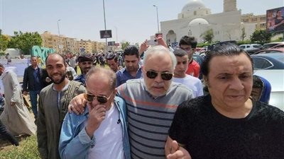 «برفقة أشرف زكي» بكاء محمد محمود في جنازة شيرين الطحان
