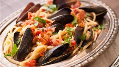 سفرة رمضان 2023| طريقة عمل مكرونة بالطماطم وبلح البحر (فيديوجراف)