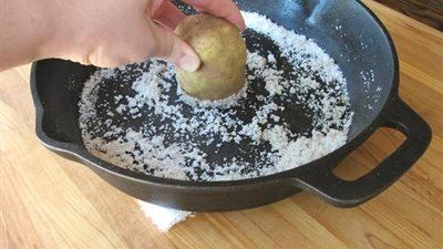 كيف يمكنك تنظيف «طاسة الطعام» دون صابون؟