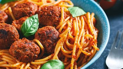 سفرة رمضان 2023| طريقة عمل المكرونة بكرات اللحم (فيديوجراف)