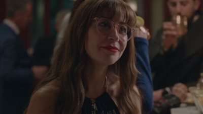 «تغيير جو» منة شلبي تواصل البحث عن حقيبتها في لبنان