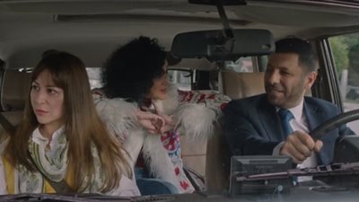 «تغيير جو» في الحلقة 7| منة شلبي تتعرض للابتزاز من سارق حقيبتها